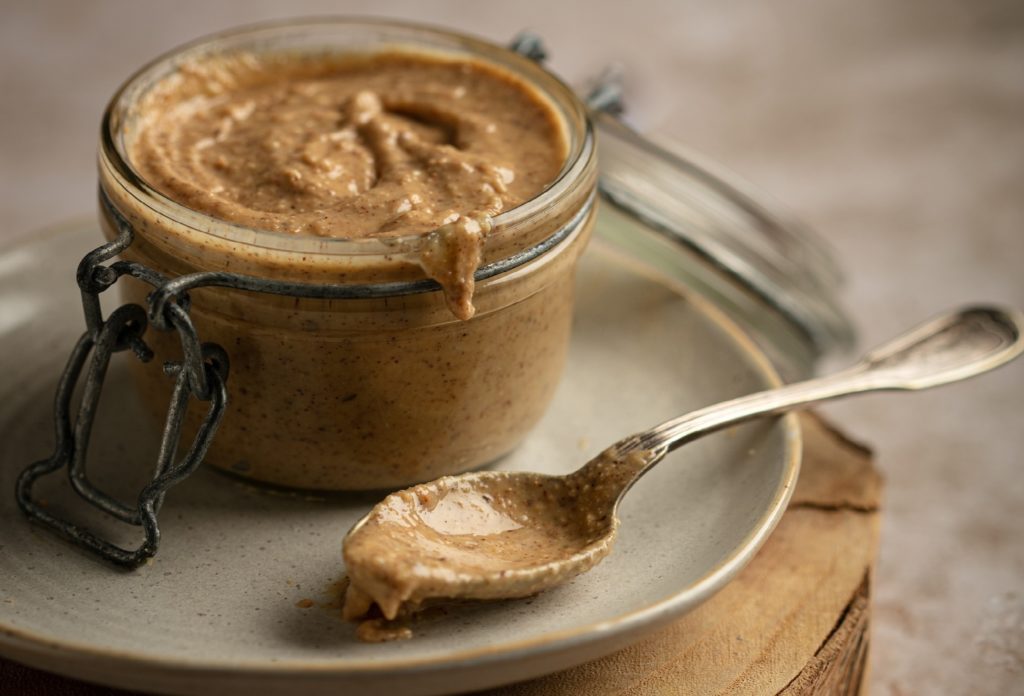 purée de noisettes fait maison dans un pot en verre